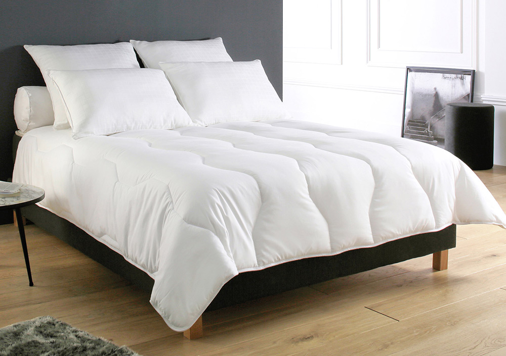 Подушка Blanc des Vosges Manoire 65х65 мягкая